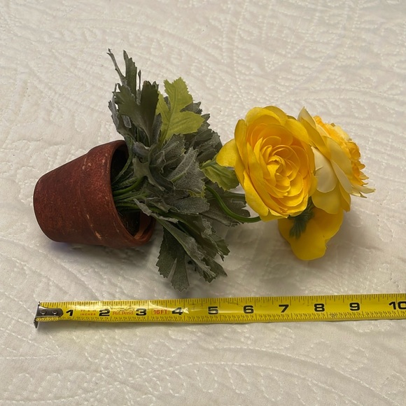 Faux Artificial Potted Yellow Ranunculus Lightly Used - Picture 6 of 13
